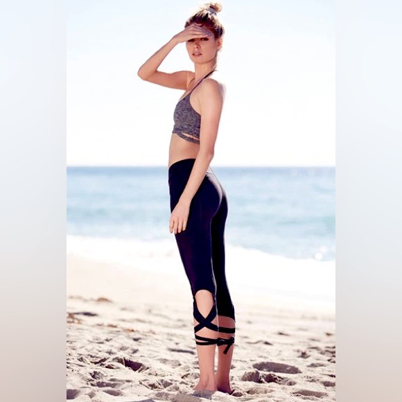 Free People FP Movement Amazing Turnout Leggings in Black - Picture 7 of 16